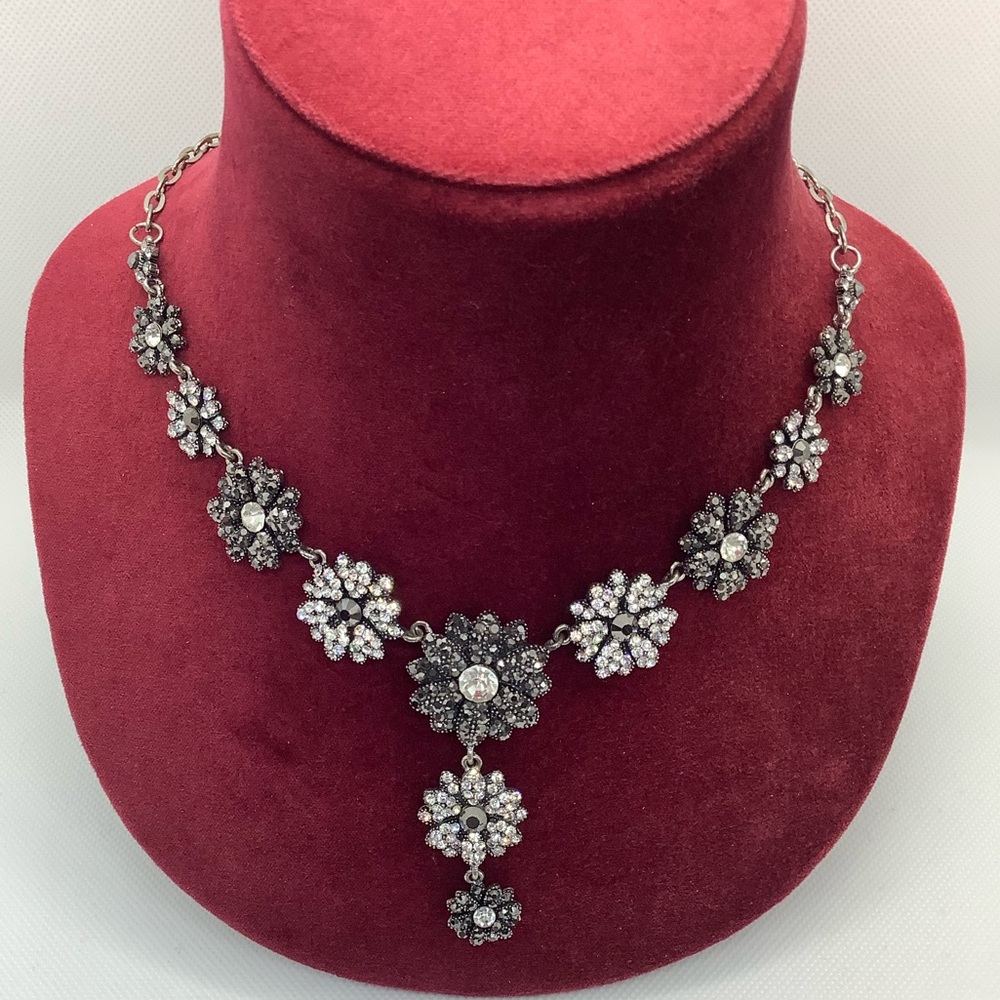 Beautiful Black and White Stone Set Floral Lariat Style Necklace